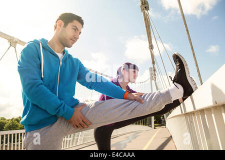 Jeune couple qui s'étend sur pont, Osijek, Croatie Banque D'Images