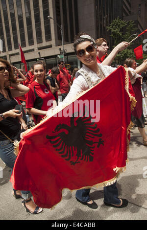 Fiers américains mars dans l'Albanais immigrés internationaux Parade sur la 6ème Avenue à New York. Banque D'Images