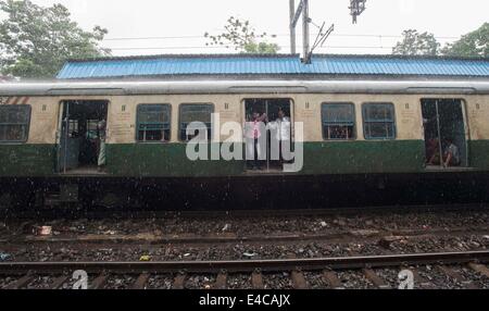 Calcutta, Inde. 8 juillet, 2014. Passagers voyagent dans un train à Calcutta, capitale de l'Est de l'état indien du Bengale occidental, le 8 juillet 2014. Le nouveau gouvernement de l'Inde Mardi a présenté son premier budget de fer, visant à rapprocher les chemins de purge sur les rails à l'aide de réformes et la participation du secteur privé, y compris l'investissement étranger direct. Source : Xinhua/Alamy Live News Banque D'Images