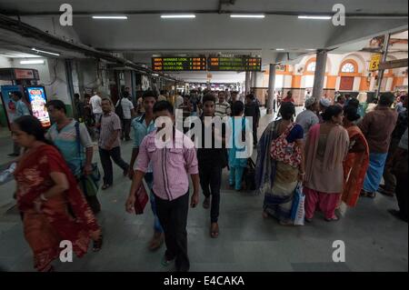 Calcutta, Inde. 8 juillet, 2014. Les passagers à pied à la gare de Calcutta, capitale de l'Est de l'état indien du Bengale occidental, le 8 juillet 2014. Le nouveau gouvernement de l'Inde Mardi a présenté son premier budget de fer, visant à rapprocher les chemins de purge sur les rails à l'aide de réformes et la participation du secteur privé, y compris l'investissement étranger direct. Source : Xinhua/Alamy Live News Banque D'Images