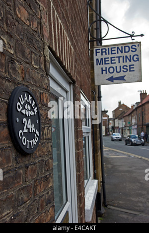 Panneau indiquant la direction de Friends Meeting House sur Quaker Cottage, Thirsk, North Yorkshire Banque D'Images