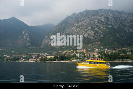 Traversier de passagers jaune traversant le lac de Garde, Italie. Banque D'Images
