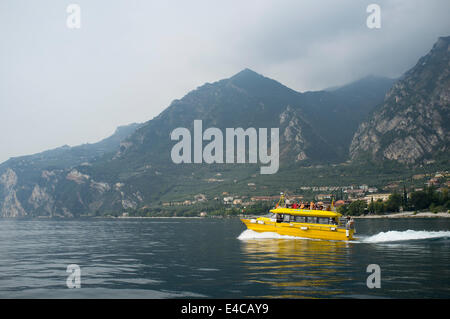 Traversier de passagers jaune traversant le lac de Garde, Italie. Banque D'Images