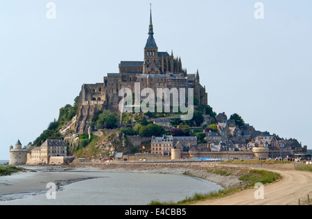 L'Abbaye du Mont Saint Michel en Basse Normandie (France) au temps du soir Banque D'Images