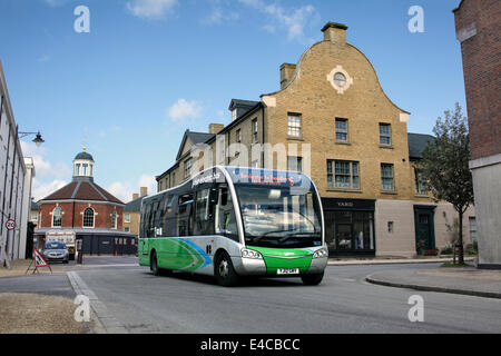 Un bus électrique dans le domaine de Poundbury, Dorchester, Dorset. Banque D'Images