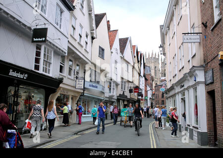 Low Petergate, le centre-ville de York. Ministre de New York en arrière-plan. Banque D'Images