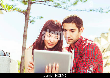 Jeune couple utilise digital tablet outdoors, Osijek, Croatie Banque D'Images