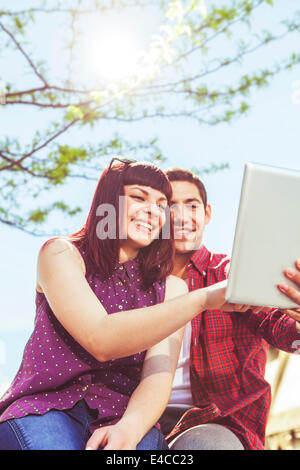 Jeune couple utilise digital tablet outdoors, Osijek, Croatie Banque D'Images