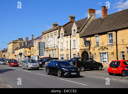 Afficher le long de la rue principale y compris le Black Bear Inn, Moreton-in-Marsh, Angleterre, Royaume-Uni, Europe de l'Ouest. Banque D'Images