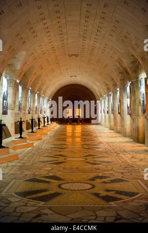 À l'intérieur de l'ossuaire de Douaumont construit en 1932 est un monument commémoratif contenant les restes de soldats morts à la bataille de Verdun Banque D'Images