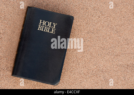 Sainte Bible sur le sable. Banque D'Images