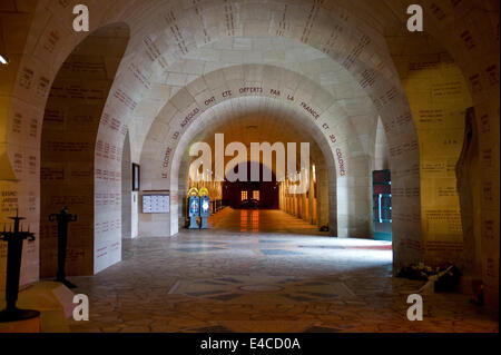 À l'intérieur de l'ossuaire de Douaumont construit en 1932 est un monument commémoratif contenant les restes de soldats morts à la bataille de Verdun Banque D'Images