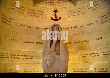 À l'intérieur de l'ossuaire de Douaumont construit en 1932 est un monument commémoratif contenant les restes de soldats morts à la bataille de Verdun Banque D'Images