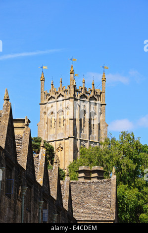 St James Church tower avec les hospices toits au premier plan, Chipping Campden, Angleterre, Royaume-Uni, Europe de l'ouest. Banque D'Images