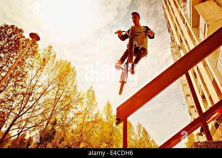 L'exécution d'un biker BMX stunt sur une balustrade Banque D'Images