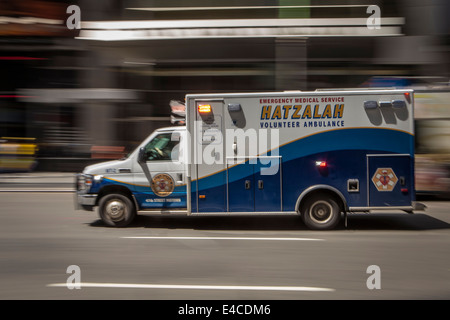 Un Juif hassidique Hatzalah ambulance est représenté à New York, NY Banque D'Images