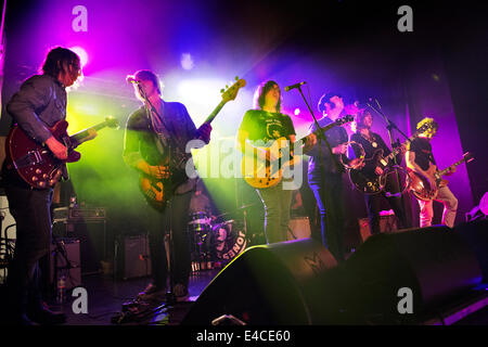 Birmingham, UK. 7 juillet, 2014. Le groupe de rock alternatif américain Brian Jonestown Massacre à l'O2 Academy, Birmingham, Royaume-Uni, 7 juillet 2014. Leader du groupe Anton Newcombe (à gauche), chanteur Joel Gion (4e de gauche). Banque D'Images