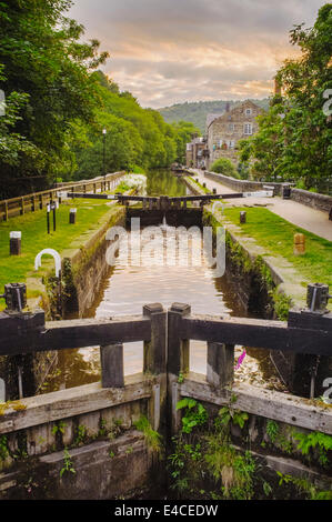 Soir sur le canal et les écluses à Hebden Bridge, West Yorkshire Banque D'Images