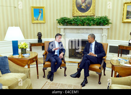 Washington, DC, USA. 8 juillet, 2014. Le président américain, Barack Obama (R) rencontre avec le Secrétaire général de l'OTAN Anders Fogh Rasmu dans le bureau ovale de la Maison Blanche à Washington, DC, États-Unis, le 8 juillet 2014. Credit : Yin Bogu/Xinhua/Alamy Live News Banque D'Images