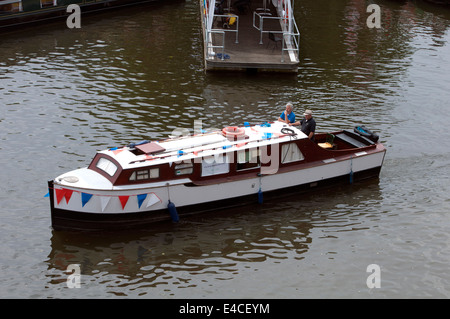 Une cabine cruiser sur la rivière Avon, Stratford-upon-Avon, Royaume-Uni Banque D'Images