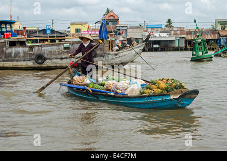 Femme vendant fruits & légumes, pouvez Rang marché flottant, Can Tho, Vietnam Banque D'Images