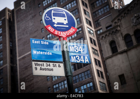 Un MTA station de bus avec service pour le M34 et M34A d'autobus est représenté à New York, NY Banque D'Images