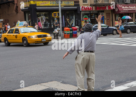 Un homme vient d'un taxi à New York, NY Banque D'Images