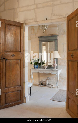 Voir à travers les portes à double couloir de pierre avec deux pattes table console Banque D'Images