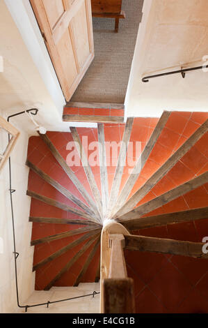 Sur l'escalier de pierre en colimaçon en terre cuite Banque D'Images