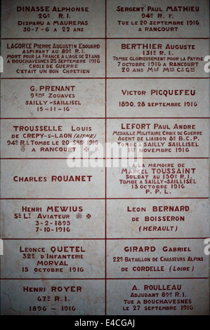 Les gravures au mur avec les noms des morts à la Chapelle du Souvenir (Chapelle des souvenirs ) à Rancourt, Picardie Banque D'Images