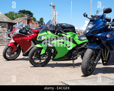 Trois motos dans une rangée, Padstow, Cornwall, UK Banque D'Images