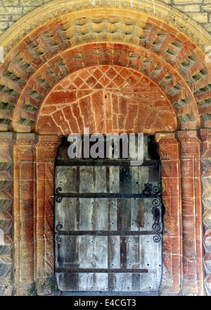 Arche normande sur porte dans l'église St Mary, Huish Episcopi, Somerset, Angleterre Banque D'Images