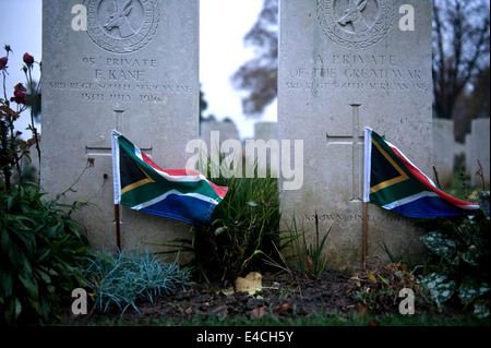 Pierres tombales de l'Afrique du Sud dans la région de Delville Wood Cemetery le troisième plus grand cimetière de dans la zone de bataille de la Somme Banque D'Images