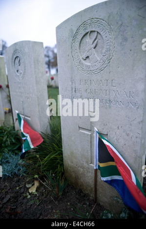 Pierres tombales de l'Afrique du Sud dans la région de Delville Wood Cemetery le troisième plus grand cimetière de dans la zone de bataille de la Somme Banque D'Images