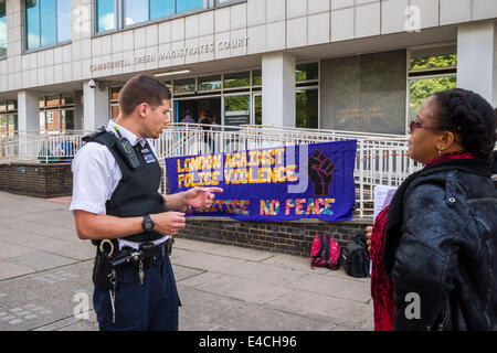 Londres, Royaume-Uni. 8 juillet 2014. Protestation contre la brutalité policière à Camberwell Green Magistrates Court à Londres Crédit : Guy Josse/Alamy Live News Banque D'Images