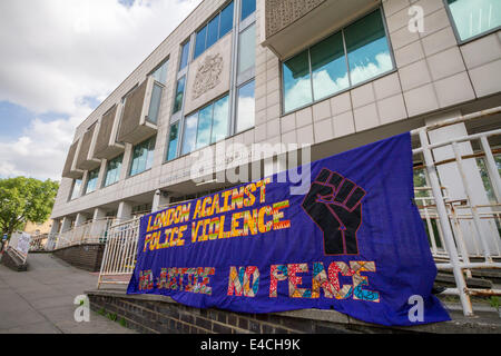 Londres, Royaume-Uni. 8 juillet 2014. Protestation contre la brutalité policière à Camberwell Green Magistrates Court à Londres Crédit : Guy Josse/Alamy Live News Banque D'Images