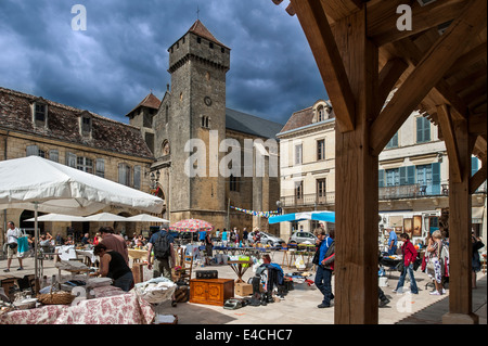 Place du marché et de l'église fortifiée église Saint-Laurent-et-Saint-Front à la ville Bastide de Beaumont-du-Périgord, Dordogne France Banque D'Images