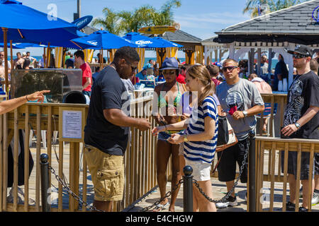 Les jeunes ont leur ID contrôlé pour l'âge au bar un bar de plage au Trump Plaza, Atlantic City, New Jersey, USA Banque D'Images