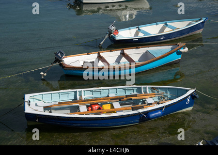 Cornwall. La péninsule de Roseland. St Mawes . Trois barques dans le port. Banque D'Images