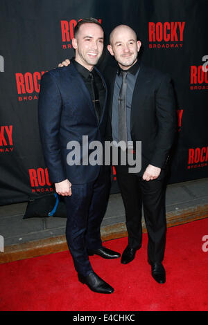 Chorégraphe Stephen Hoggett (R)et guest assister à la "Rocky" Broadway opening night au Winter Garden Theatre. Banque D'Images