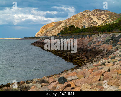 Les défenses de la mer sur la côte nord du Pays de Galles à Penmaenmawr à Conwy avec de grosses roches et cailloux utilisés pour prévenir l'érosion des côtes Banque D'Images