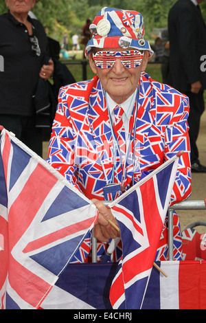 Spectator portant les couleurs de l'Union jack Mall sur scène trois Cambridge à Londres en 2014 le Tour de France. Banque D'Images