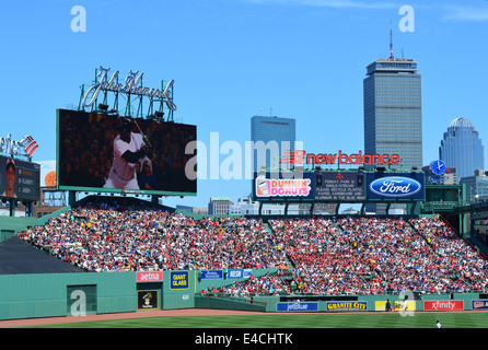 Champ centre des gradins à Fenway Park. Back Bay skyline en arrière-plan. Banque D'Images