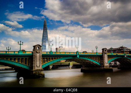 Le Shard et Southwark Bridge, Londres, UK Banque D'Images