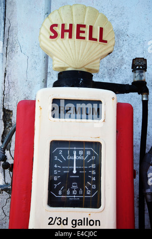 Cornwall. La péninsule de Roseland. St Mawes . Pompes à essence Shell ancienne Banque D'Images