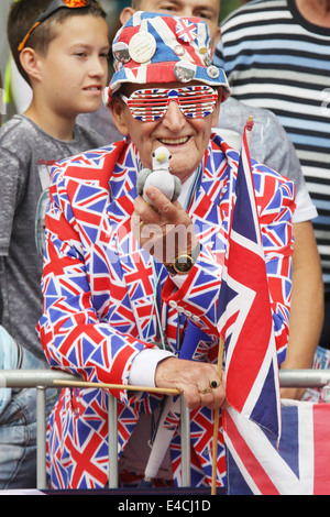 Spectator portant les couleurs de l'Union jack Mall sur scène trois Cambridge à Londres en 2014 le Tour de France. Banque D'Images