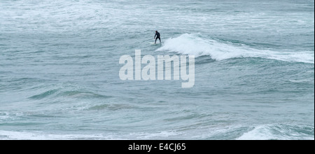 Surfer au White Rocks Strand Portrush le comté d'Antrim en Irlande du Nord Banque D'Images