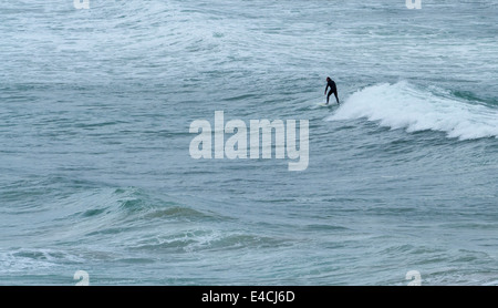 Surfer au White Rocks Strand Portrush le comté d'Antrim en Irlande du Nord Banque D'Images