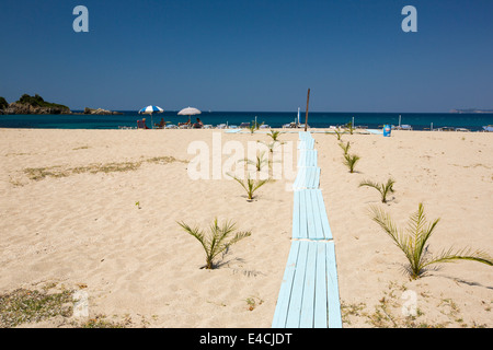 Promenade sur une plage de sable près de Sivota, Grèce. Banque D'Images