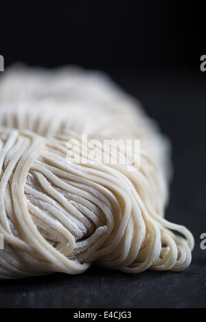 Nouilles fraîches Fuji sur fond sombre Banque D'Images